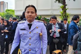 Bupati Trenggalek hadiri pelantikan di Istana Merdeka memakai tongkat kruk