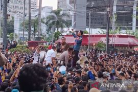 Mensesneg temui mahasiswa demo depan Patung Kuda