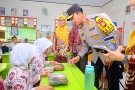 Kapolda Sulsel tinjau program MBG di SDN 96 Kabupaten Wajo