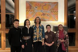 Australia fasilitasi tiga desainer kenamaan Indonesia berbagi ilmu batik di Melbourne