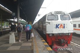 KAI Cirebon mencatat lonjakan penumpang pada awal Ramadhan 2025