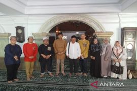 Atase Agama Malaysia & pengusaha sumbang karpet masjid di Pekalongan