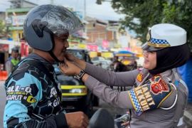Polres Garut bagikan helm gratis untuk keselamatan pengendara motor