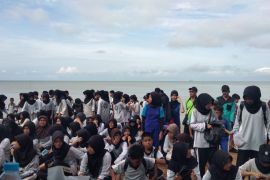 1.200 siswa bersihkan pantai pada Hari Peduli Sampah Nasional 
