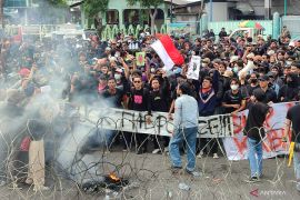 Seribuan mahasiswa unjuk rasa di depan gedung DPRD Jatim