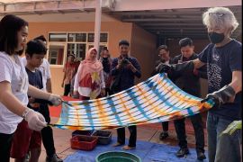 Midtown Hotels beri pelatihan "shibori" bagi anak disabilitas