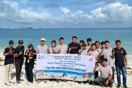 Peringati Hari Peduli Sampah Nasional, Honda Babel bersih-bersih di pantai Tanjung Tinggi