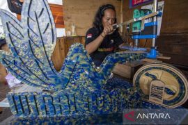 Produksi barang kerajinan daur ulang sampah plastik