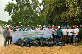 PLN NP Services bersih pantai di Konawe peringati HPSN 2025