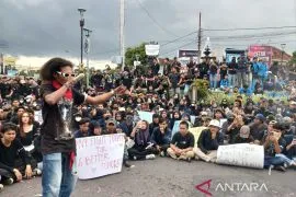 Ratusan mahasiswa unjuk rasa di bundaran DPRD Jember