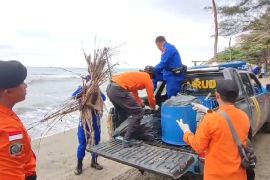 Peringati Hari Peduli Sampah, Polairud gelar bersih-bersih Pantai Anyer