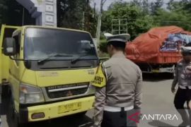Polisi menggelar ramp check kendaraan besar di jalur utama Cianjur