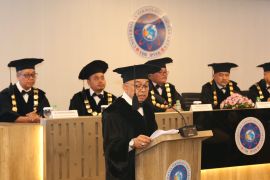 Prof Junaidi, dari anak petani hingga raih gelar profesor