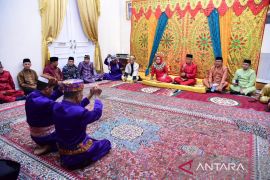 Rudy Salahuddin jalani prosesi adat modepito sebagai penghargaan pengabdian