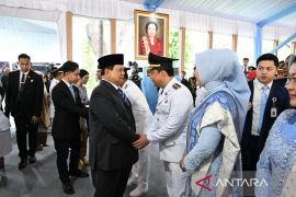 Berjabat Tangan Dengan BBS Presiden Prabowo Ucapkan Selamat