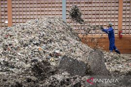 Pengolahan sampah di TPST Santiong