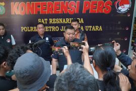 Polisi Jakut tangkap dua pria yang miliki sabu seberat 1,7 kg