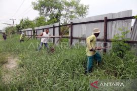 Dinas Lingkungan Hidup Sumut bongkar pagar warga di hutan Deli Serdang guna pemulihan