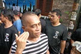 Anggota DPR Samuel Wattimena ikut basah-basahan di "Gebyuran Bustaman"