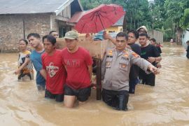 Kapolsek di Jambi evakuasi lansia terjebak banjir