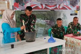 Kodim Bangka Barat latih warga produksi pupuk organik cair