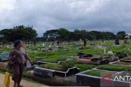 Peziarah padati TPU Semper di hari libur jelang bulan suci Ramadhan