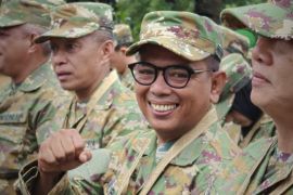 Gubernur Andra Soni bicarakan intervensi pembangunan jalan desa di retret