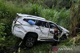 Mobil masuk jurang sedalam 35 meter di Solok