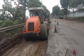 Khofifah beri instruksi percepatan perbaikan jalan rusak di Jember