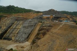 Dinding tebing Bendungan Bagong Trenggalek ambrol
