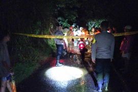 Tim SAR Berjuang Berjam-jam Evakuasi Korban Longsor di Garut (Video)