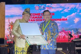 Dekan FKUI menerima penghargaan dalam penulisan ilmiah kedokteran