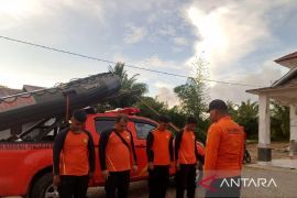 Basarnas Pasaman turunkan tim cari warga terseret ombak