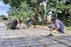 Satgas TMMD 123 Kodim Tarakan Bersama Warga Rangkai Besi Cor Semenisasi Jalan
