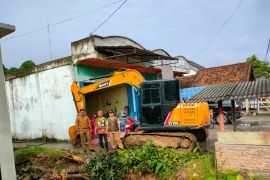 OKU Timur bersihkan material banjir di Desa Karang Jadi