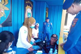 Polairud sediakan klinik terapung cek kesehatan gratis masyarakat pesisir Pulau Bacan