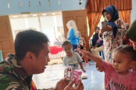 Prajurit TNI di Merangin beri susu dan vitamin gratis di desa binaan