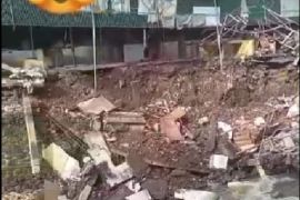Tanggul dan benteng pembatas Pasar Ancol Bandung ambruk (video)