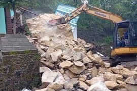 BPBD Ponorogo bersihkan batu besar longsor timpa rumah warga