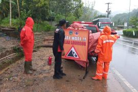 Longsor dua kali terjang jalur Ponorogo-Pacitan, lalu lintas terganggu