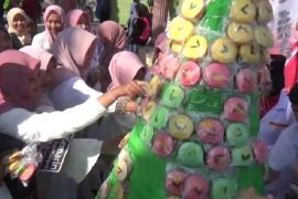 Pelajar di Jombang sambut Ramadhan dengan tumpengan kue apem