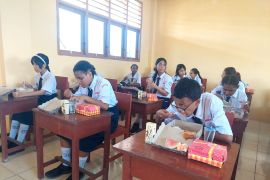 PWI Papua Barat Daya salurkan 50 paket makanan bergizi bagi pelajar