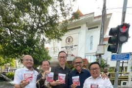 Fraksi PSI DPRD Surabaya bagikan ratusan gembok cakram ke pengendara