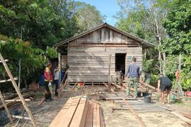 Satgas TMMD 1209 Bengkayang renovasi rumah warga yang tidak layak huni