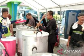 10.000 porsi makanan disajikan bagi jamaah Haul Guru Zuhdi