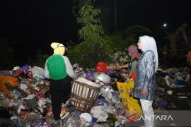 Wakil Wali Kota Banjarmasin turun langsung tutup beberapa titik TPS sampah ilegal