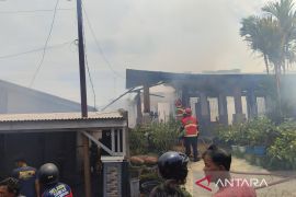 Damkar Bengkulu kerahkan 36 personel padamkan rumah warga terbakar