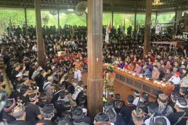 Sopir pariwisata lokal di Bali sampaikan aspirasi lewat topeng bondres