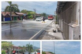 Dinas Pemadam Kebakaran bersihkan tumpukan debu dan material yang tercecer di jalan by pass Lubuk Begalung