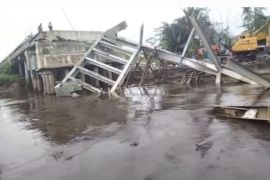 Pemkab Kapuas jelaskan penyebab ambruknya jembatan Muara Terusan